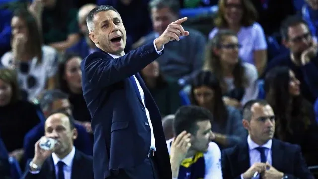 易投投 排坛丑闻！55岁主帅赛场殴打球迷 掐对方脖子 排协判了