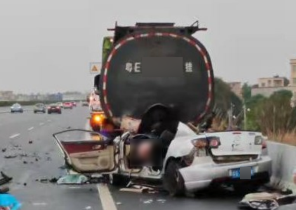 港联配资 4名年轻小伙, 凌晨高速当场死亡! 官方披露